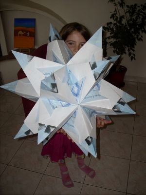 Etoile Modulaire
Une étoile à 30 modules réalisé avec l'aide de mon frère et de mes deux nièces.
Ma nièce de 6 ans pose pour la photo.
