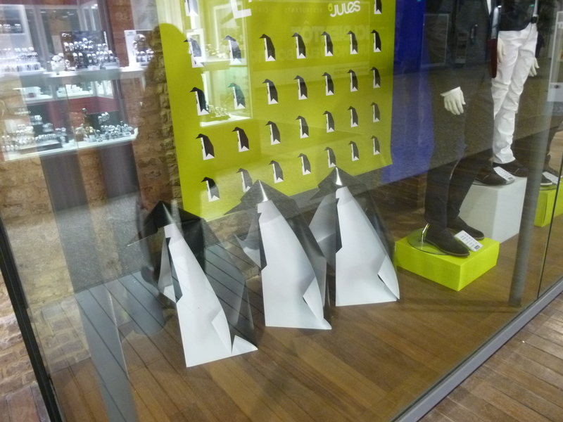 Manchots à cravate.
Dans une vitrine de magasin de vêtements.
