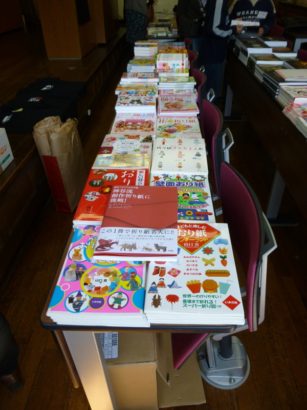 Papiers et livres.
