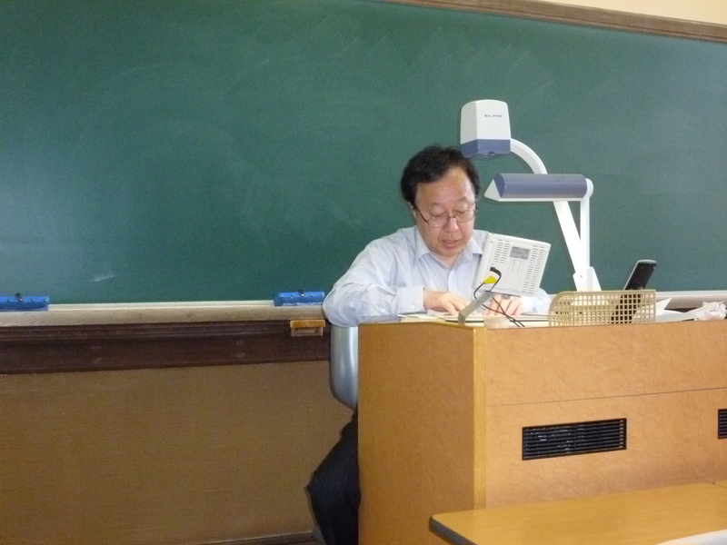 KAWASAKI Toshikazu pendant l'atelier うず玉.
