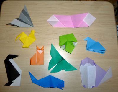Quelques modèles simples.
Carrés de 15 cm de côté.

À peu près de haut en bas et de gauche à droite :

- Aile volante de Naomiki Sato
- Hélice de ?
- Poule de Florence Temko
- Grenouille de Jean Villemaire
- Poule qui couve de ?
- Manchot de ?
- Renard non traditionnel de Mitsuo Okuda
- Papillon d'Akira Yoshizawa
- Cachalot de ?
- Chien d'Akira Yoshizawa
