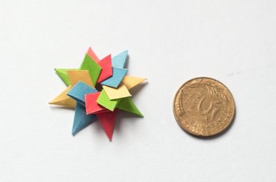D'Enrica Dray.
Papier "origami", 8 carrés d'environ 19 mm de côté (chacun étant 1/16 de carré de 75 mm de côté).
http://www.flickr.com/photos/50612995@N02/6543158731
et
http://www.flickr.com/photos/50612995@N02/6543161017
