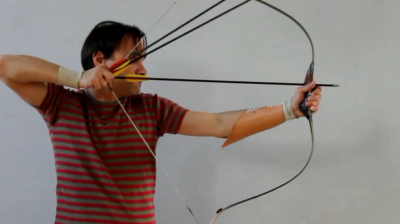 Lars Andersen tenant 3 flèches.
Lars Andersen tenant 3 flèches.
Capture d'écran de : https://www.youtube.com/watch?v=2zGnxeSbb3g (prise à 3 minutes du début).
