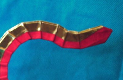 Eastern Dragon - Queue.
De Joseph Wu.
Papier tartine (métallisé doré / soie rouge) ~10 cm x 49 cm.
http://www.josephwu.com/Files/PDF/edragon.pdf

