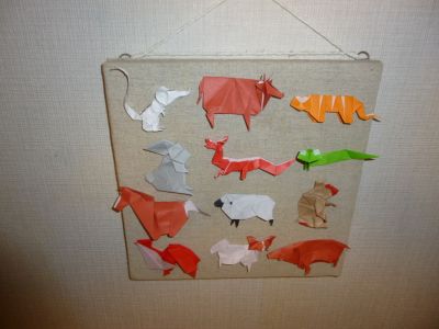 12 animaux.
Rat : Éric Joisel
Taureau	: Maekawa Jun
Tigre : Nishikawa Seiji
Lapin : Nakamura Kaede
Dragon : Maekawa Jun
Serpent : Hagiwara Gen
Cheval : Hagiwara Gen
Mouton : Komatsu Hideo
Singe : Hagiwara Gen
Coq : Hagiwara Gen
Chien : Komatsu Hideo
Sanglier : 

