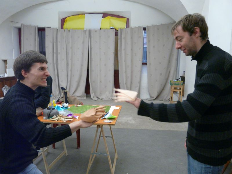 Duel
Notez les efforts de Buzz pour avoir l'air combatif un mardi matin ;)
