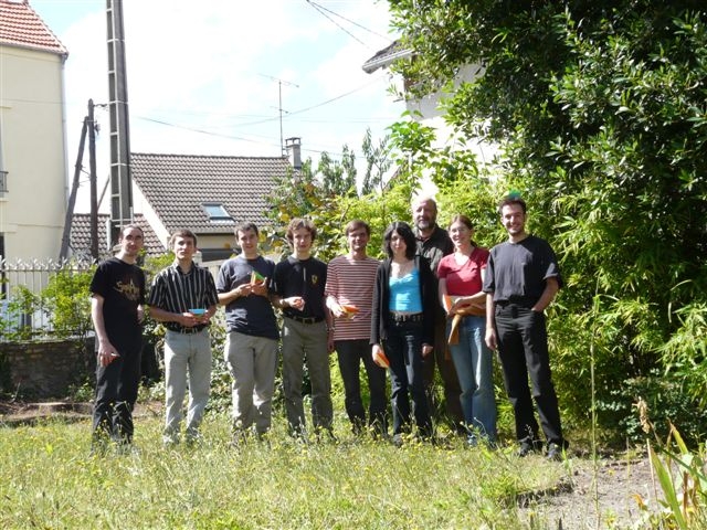 Photo de groupe
dans l'ordre et dans le jardin d'éric:
toughy, gilles, winny, XilasZ, aurele, koyomie, eric joisel, cecile, victorien
