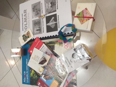 Pack de bienvenue des rencontre de Mai 2019 + divers petits cadeaux offerts par certains participants
