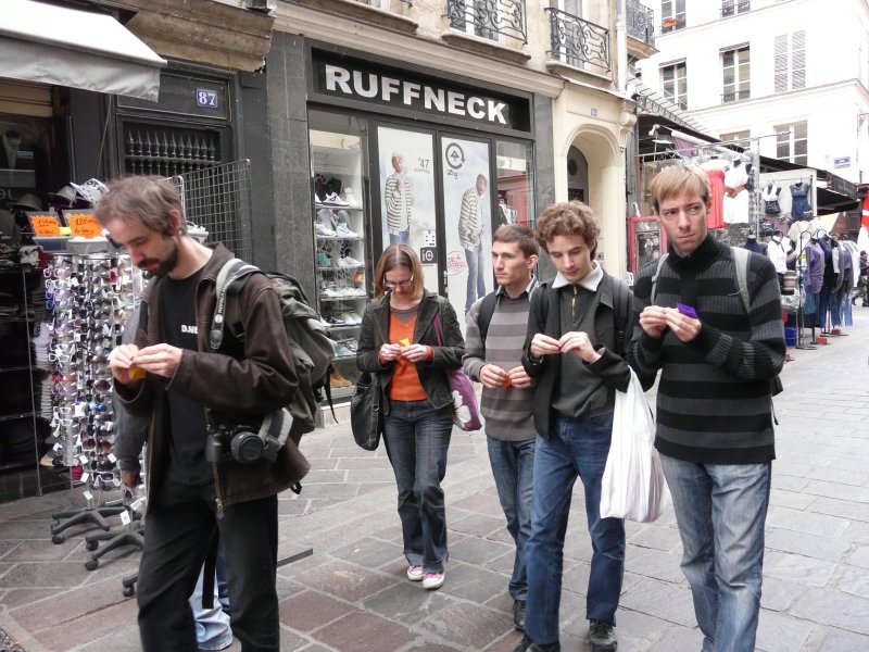 En route vers le pub
Ils n'ont d'yeux que pour leurs cocottes...
