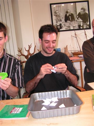 Tirage au sort
Victorien ne sait pas encore ce qu'il doit faire deviner et peut encore sourire (plictionary)
