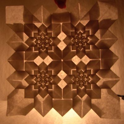 Hdrangea de Fujimoto à la lumière, je me rappelle plus quel niveau...
Alexis nous a bien aidé à débuter ce pliage.. J'avais fait la fleur simple à New-York, ça m'a aidé!
