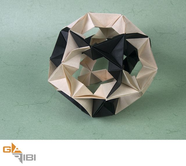 Garibiilan (origami forum). football
Mots-clés: "challenge de création" "pliages utiles"