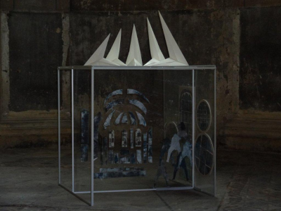 Inflexions
Inflexions (2013), posée sur une pièce de Patricia Gerardin, pour l'exposition Transparences, église des Trinitaires, du 27 août au 18 septembre 2013
