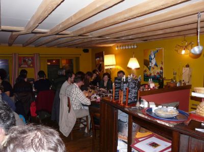 L'autre côté de la pièce
Et le bas du resto était complet aussi
