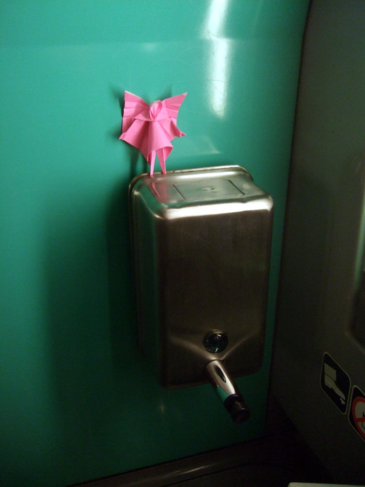 Fée
Christmas tree fairy de David Brill. Lâchée - lâchement - dans les toilettes du TGV Rennes-Paris
