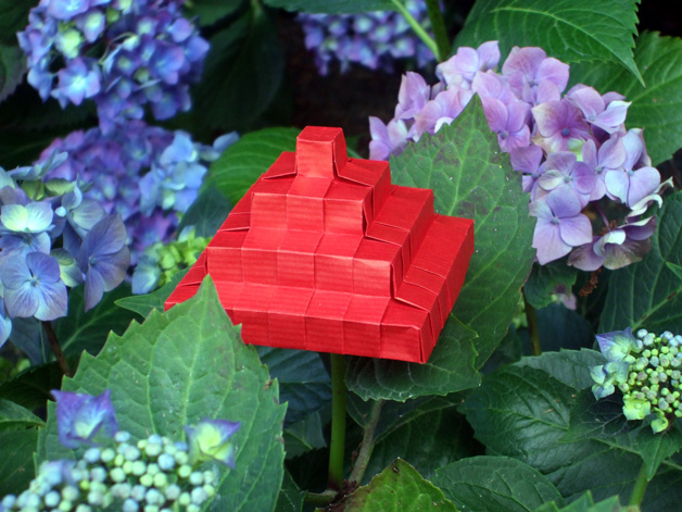 Pyramide
Pyramide de Vincent Floderer. lâchée, dans les hortensias, parc du Thabor à Rennes.
