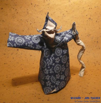 Wizard - Jon Tucker
washi bicolore. Plié d'après le cp
Mots-clés: Wizard - Jon Tucker 