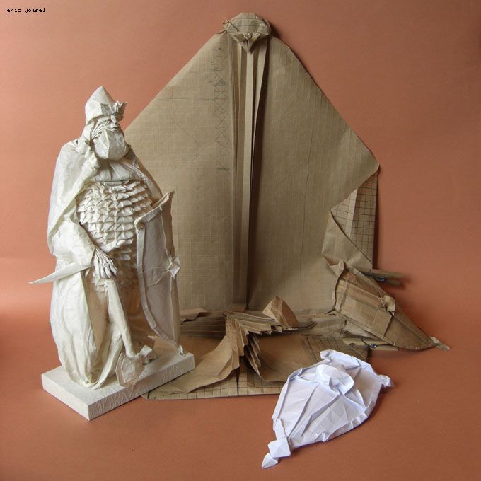 "Crane's Viking"
1: Bouclier seul (je n'en avais jamais fait). 2: en kraft l'essai global pour vérifier si les proportions prévues sont bonnes ; c'était inutile de le plier plus que ça. 3. Le modèle finalisé.
