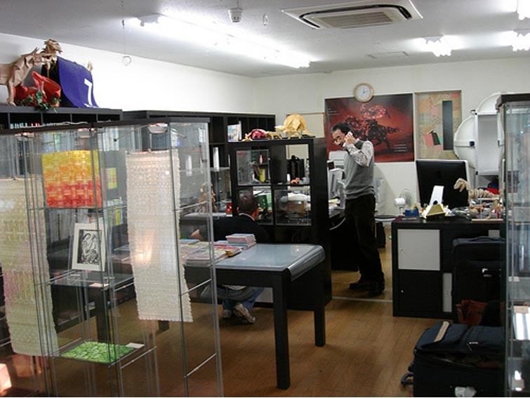 Makoto-san: "Moshi, moshi ?"
Les vitrines se multipliant,
l'espace bureaux se réduit de +en+ !
