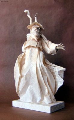 Gandalf - completed, mars 2008
Carré de 75 cm, MC + WF, hauteur finale 40 cm. Pris dans la médiane, la moitié basse du carré forme l'ensemble de la robe et de la cape en une seule couche en général alors que la moitié haute comporte BEAUCOUP d'épaisseurs.
