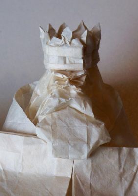 Le vieux roi, la tête.
H= 85 mm (de la couronne à la barbe).
H totale prévue env. 45 cm. Vu mon projet
de l'asseoir sur un trône c'est plus difficile à dire...
