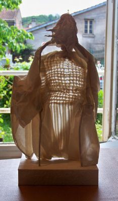 Boromir dos.
Par transparence, on distingue mieux les endroits
à une seule couche et les concentrations de papier,
ainsi que la structure indispensable pour qu'il
tienne debout de façon durable.
