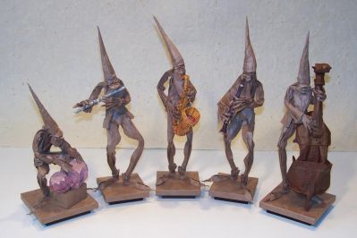 Orchestre N°4 (lutins).
Musiciens: papier Lokta Lamali MC+WF (Cultura).
Instruments: sandwich foil/soie + acrylique.
Dim. finales: 55 cm large, 32 cm H.

