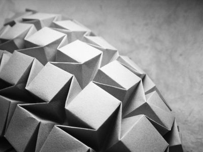 Waterbomb tessellation (Eric Gjerde)
Débuts en matière de tesellations...
Tiré du livre "Origami Tessellations: Awe-inspiring Geometric Designs" d'Eric Gjerde
Mots-clés: tessellation origami eric gjerde waterbomb bombe à eau