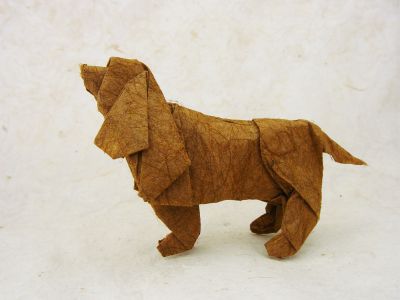 Cocker américain (Satoshi Kamiya)
Plié à partir d'un carré de 15 cm de papier fourrure. 
Ce papier était en échantillon dans le pack découverte de Origami Shop, la taille du carré ne permettait pas de plier un modeèle très complexe. C'est un papier intéressant une fois traité au MC.
Mots-clés: cocker américain chien satoshi kamiya