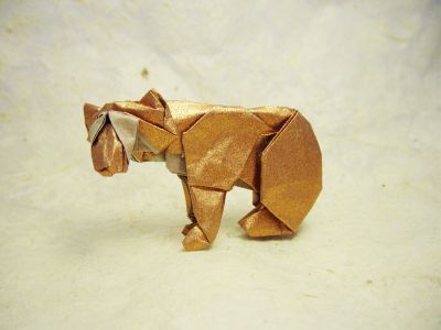 Jucumari (ours à lunettes)  
Plié à partir d'un carré de papier de soie métallisé (acheté sur Origami Shop).
Une vielle création que j'essaye d'améliorer...  

