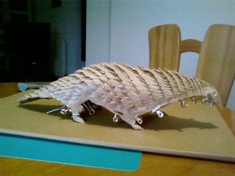 Pangolin, d'aprés Eric JOISEL
Des mois de travail, de calcul, et de pliage.
Entre 300 et 400 "écailles".
Carré de 1m, kraft 70g
