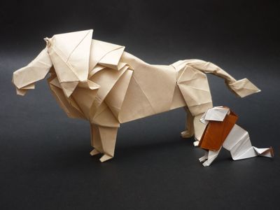 Lions de Hidéo Komatsu
Le lion de Works of HK (1 carré de peau d'éléphant de 48 cm) et le lion BWE du tanteidan convention book 11 ou 12 (carré de 15 cm de papier origami)
