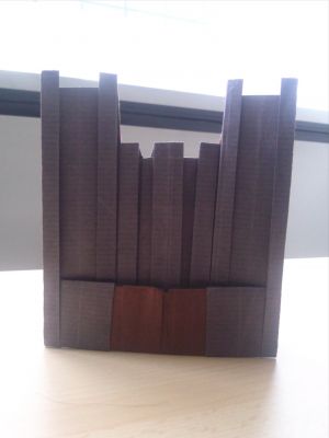 Château fort
Une façade de château-fort, avec tours, créneaux et porte.
Carré de kraft gris + soie, box-pleating sur une grille de 44*44.
