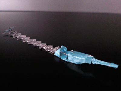 Taille-haies
A partir d'une longue bande de papier soie + alu (90 cm * 5 cm approximativement), box-pleating et beaucoup d'improvisation !
