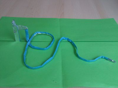 Tuyau d'arrosage
Impro sur un long rectangle de papier soie + alu.
