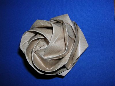 Rose de KAWASAKI à cinq pétales (à partir d'un pentagone) par NAOMIKI
Modèle enseigné par NAOMIKI lors des rencontres de mai 2008
