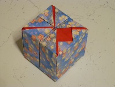 Boîte avec ouverture latérale - Marcia Joy Miller
Papier japonais - soie, carré de ~ 45 cm de coté
