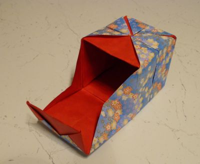 Boîte avec ouverture latérale - Marcia Joy Miller
Papier japonais - soie, carré de ~ 45 cm de coté
