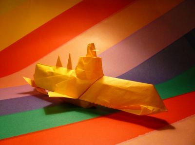 « Sous-marin » de Sergio L. Guarachi V., en papier double soie (40g), carré d’environ 40 cm de coté
