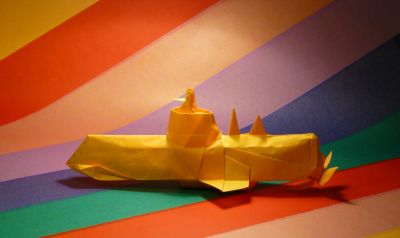 « Sous-marin » de Sergio L. Guarachi V., en papier double soie (40g), carré d’environ 40 cm de coté
