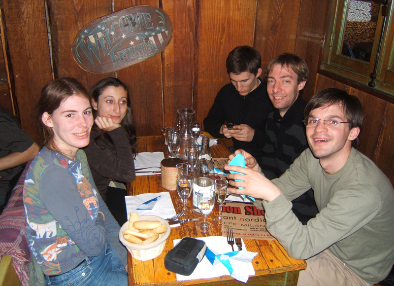 Encore à table?
Décidemment... A part la bouffe, la boisson, et le pliage, on n'aura pas fait grand chose en fait!
