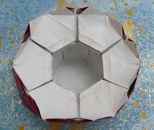 Boite 6 coeurs (vue de haut)
Papier métal rouge/blanc, hexagone de 13 cm de côté
