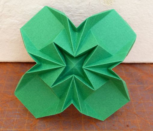 Un module du kusudama version 1
Un module à partir d'un carré de canson 12 x 12 cm
