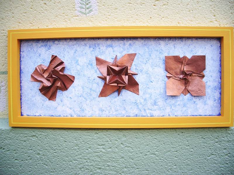 Twisted Stars
Pour ne pas jeter des brouillons d'étoiles (papier Lokta quand même !) ma chère et tendre m'a préparé un cadre.
Mots-clés: Etoile récupération
