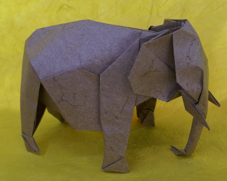 Eléphant de Satoshi
Diagramme dans Tanteidan 100. Papier peau d'éléphant (c'est de circonstance!), carré de 50cm.
Mots-clés: éléphant Satoshi