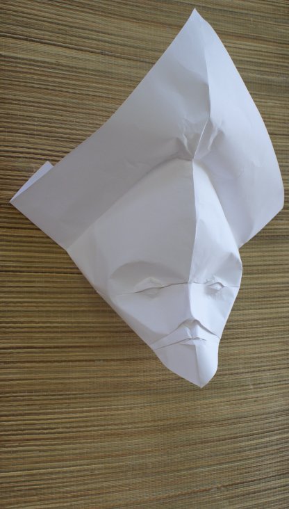 Essai 2 d'un masque d'Eric Joisel
Cet essai a été réalisé avec une feuille de papier canson 160g. cC papier s'avère difficile à travailler et se déchire un peu facilement quant il est mouillé.
