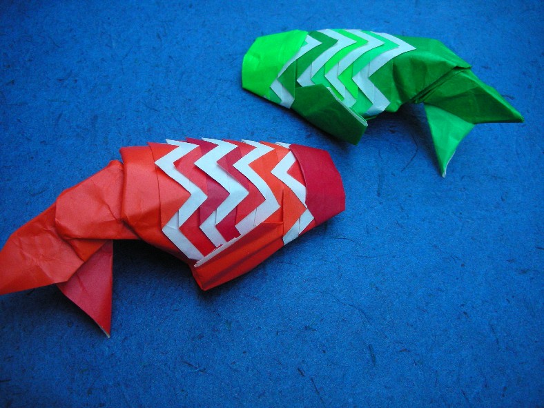carpes tricolores
Pliées chacunes dans 3 feuilles superposées (multicouches) 15x15
