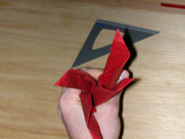 etape 4
On fait des oreilles de lapin a la base pour plier chaque branche en deux et les positionner de facon verticale

