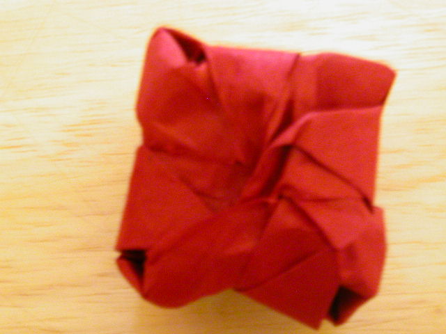 etape 7
on retourne la fleur et on bloque les pointes dans les poches de l'arriere 
