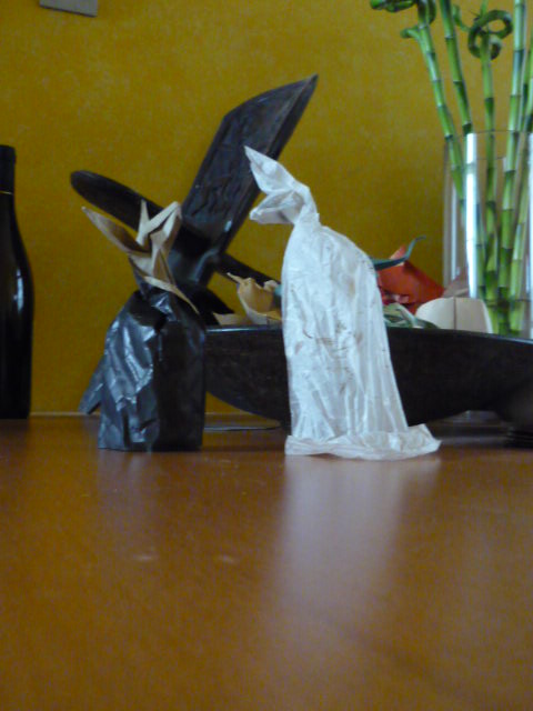 lune discutant avec la nuit
Le blanc symbolise la lune et le noir la nuit pour le theme du lapin sur la lune ;p 
